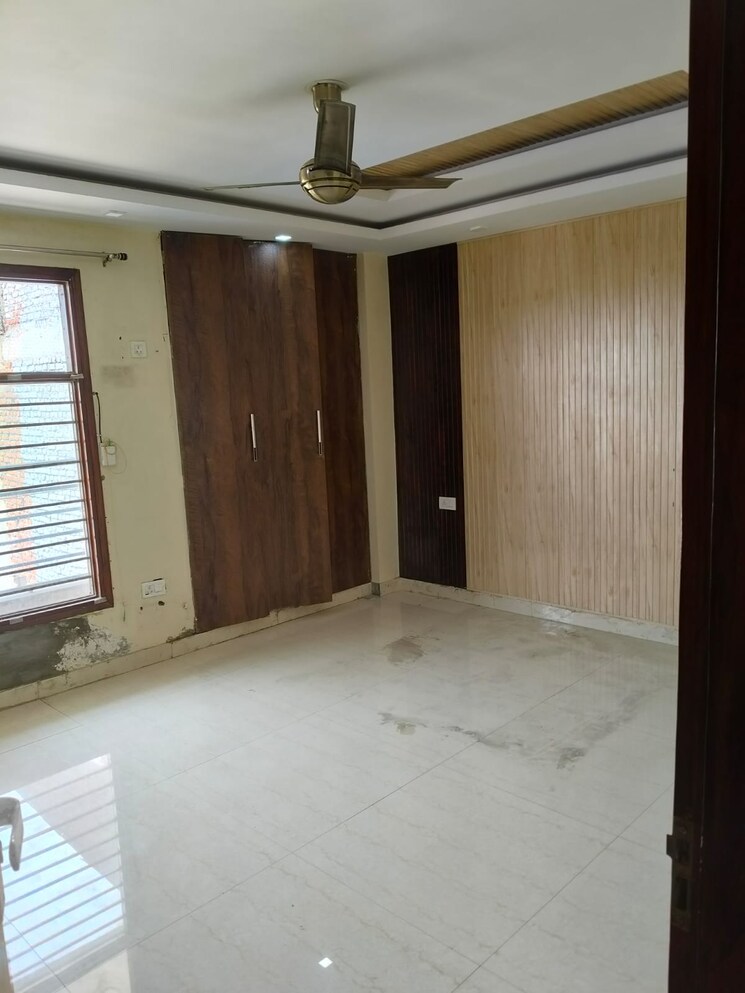 Room, sector 29 4 Bedroom 350 Sq.Yd. Builder Floor In Sector 29 Faridabad 9578115