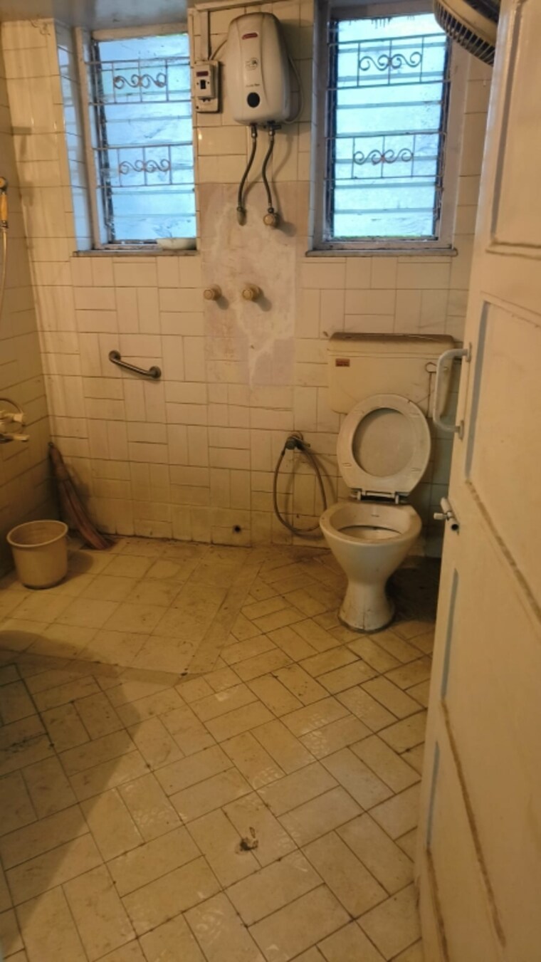 Bathroom, patel-park-society 2 Bedroom 700 Sq.Ft. Apartment In Santacruz East Mumbai 9578144