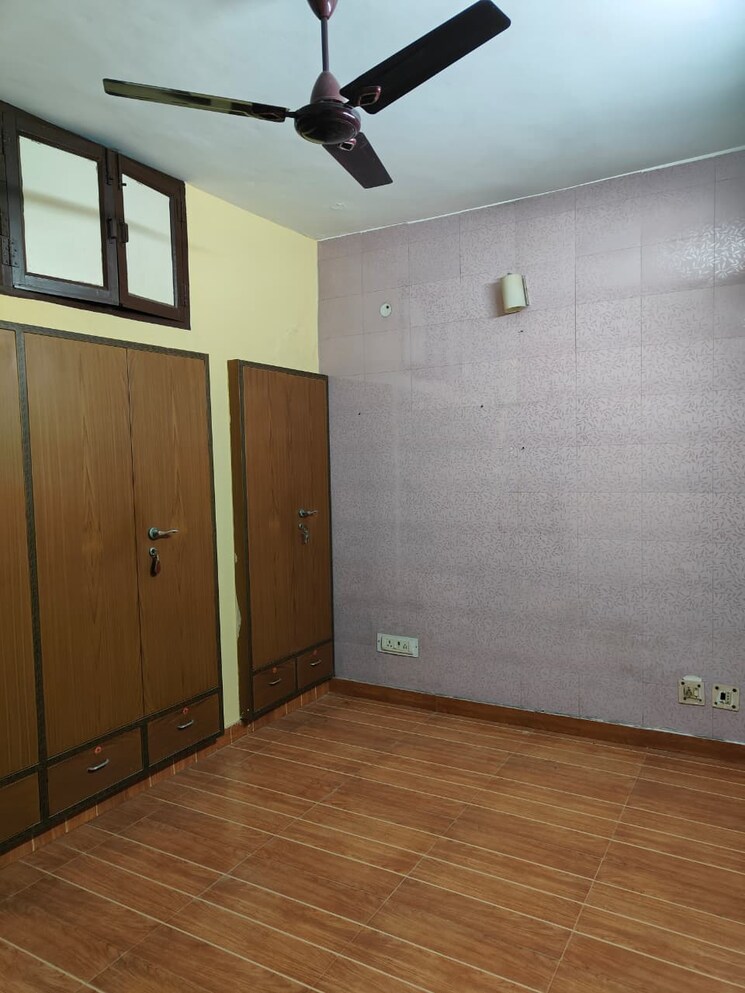 Room, rwa-apartments-sector-26 2 Bedroom 200 Sq.Mt. Builder Floor In Sector 26 Noida 9578153