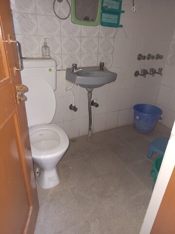Bathroom in 1 BHK Builder Floor at Sector 29 – for Rent