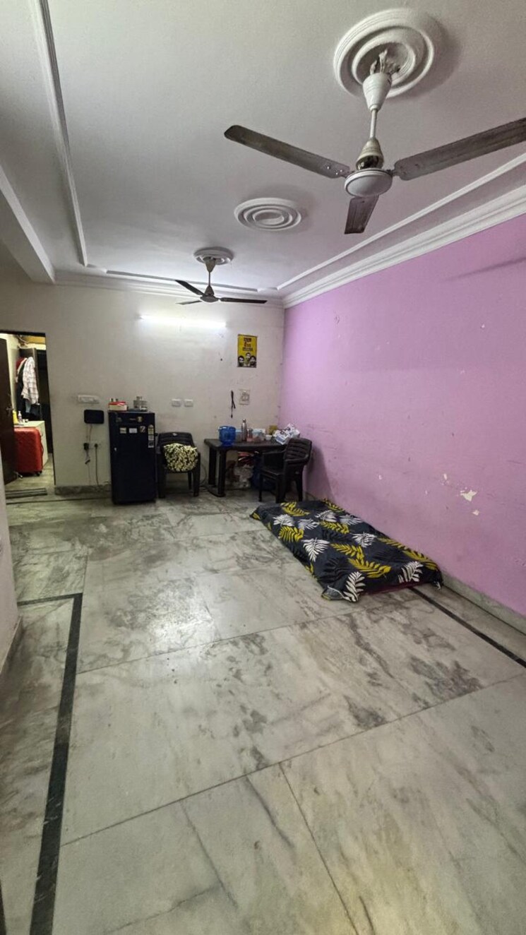  Parking, rwa-apartments-sector-27 2 Bedroom 250 Sq.Mt. Builder Floor In Sector 27 Noida 9578191