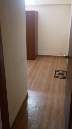 Room in 2 BHK Apartment at Bindra Complex, Andheri East – for Rent