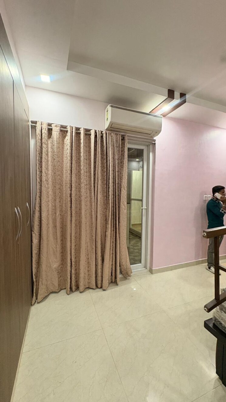 Living Room, mi-rustle-court 6 Bedroom 4800 Sq.Ft. Apartment In Malesemau Lucknow 9578300