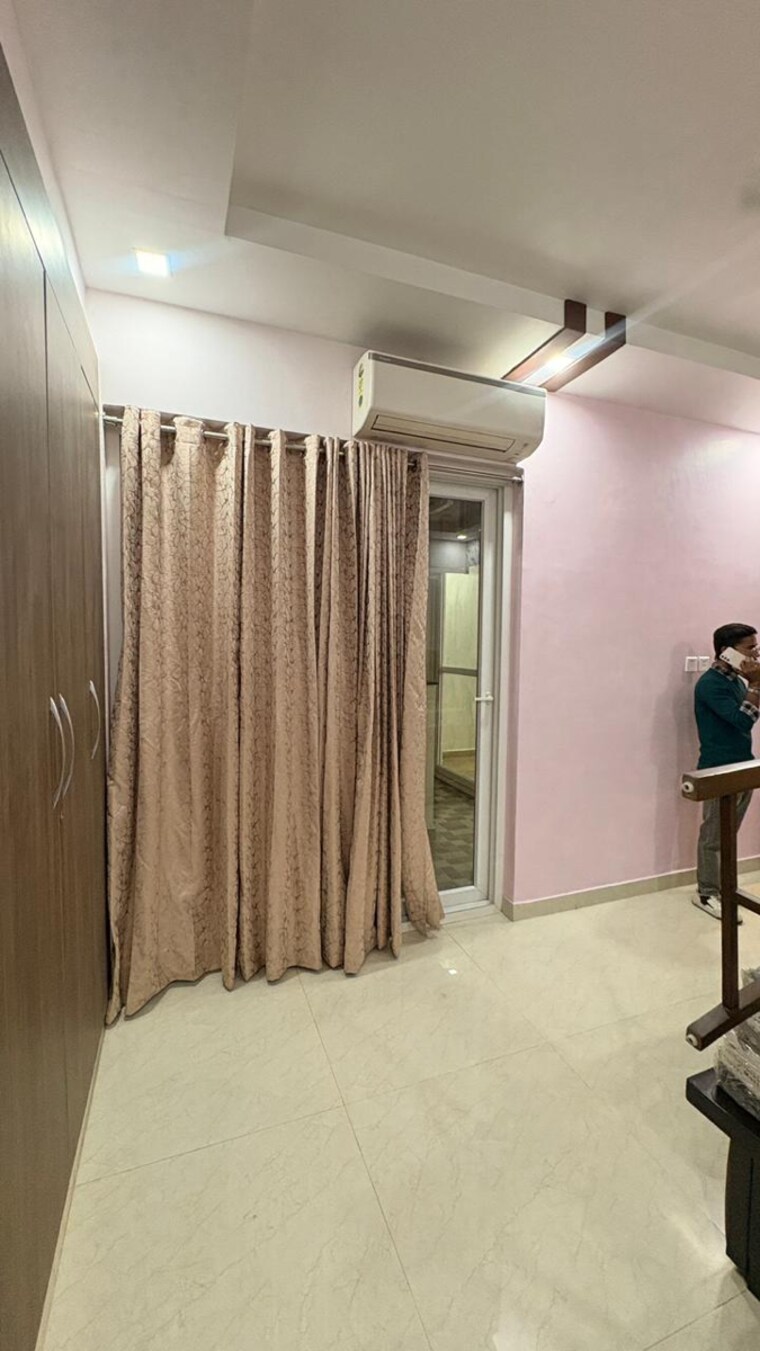 Living Room, mi-rustle-court 6 Bedroom 4800 Sq.Ft. Apartment In Malesemau Lucknow 9578300