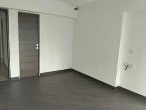 Room in 3 BHK Apartment at Mulund West – for Sale