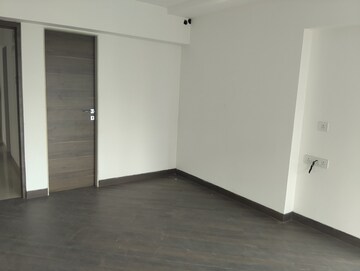 Room in 3 BHK Apartment at Mulund West – for Sale