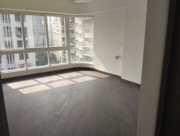 Room in 3 BHK Apartment at Mulund West – for Sale