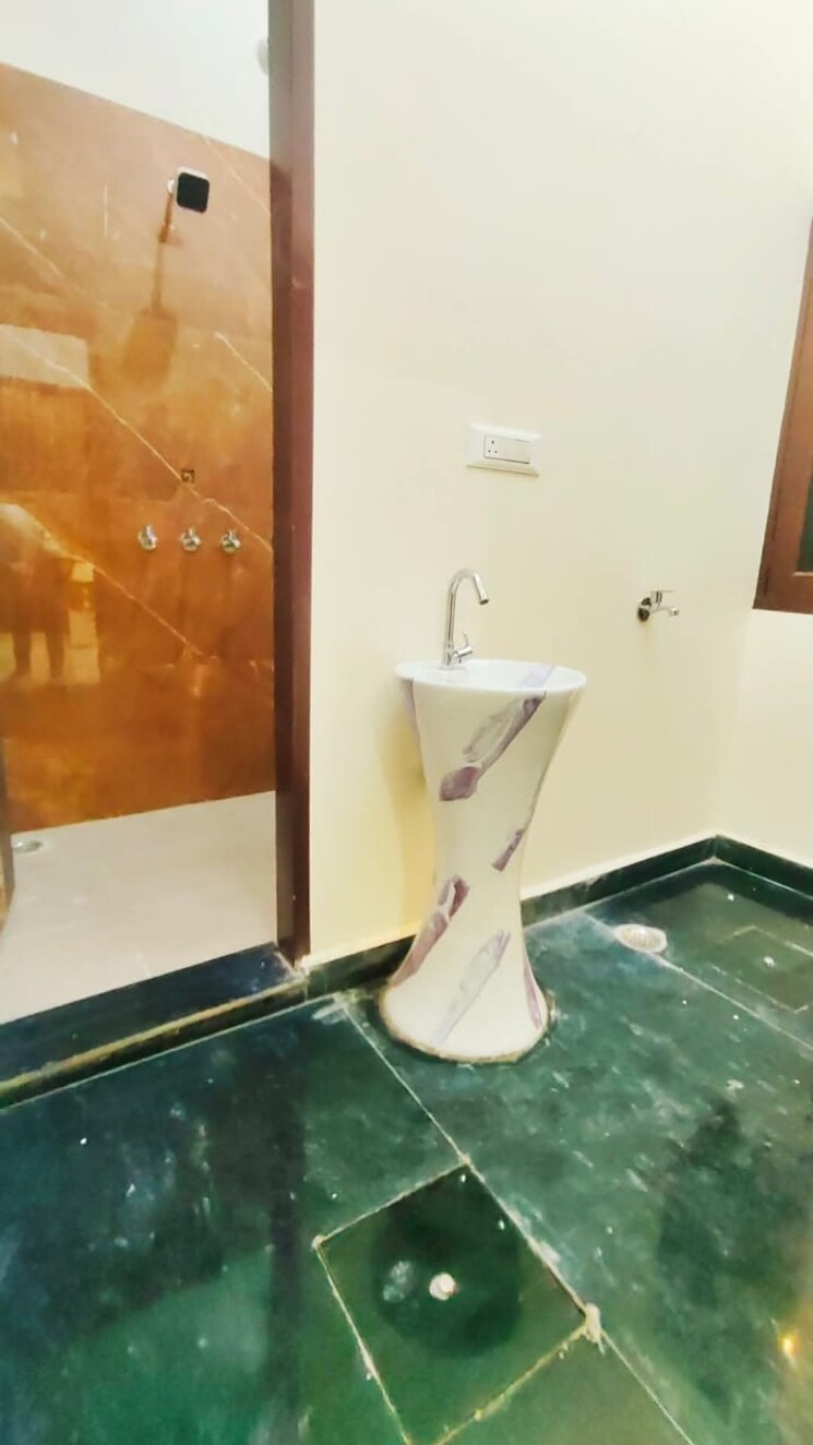 Bathroom, rohta 2.5 Bedroom 111 Sq.Yd. Independent House In Rohta Agra 9578388