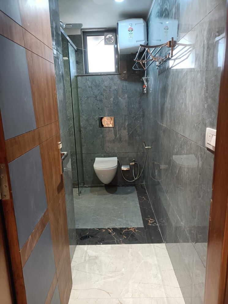 Bathroom, vaishali sector 4 2 Bedroom 1700 Sq.Ft. Builder Floor In Vaishali Sector 4 Ghaziabad 9578431
