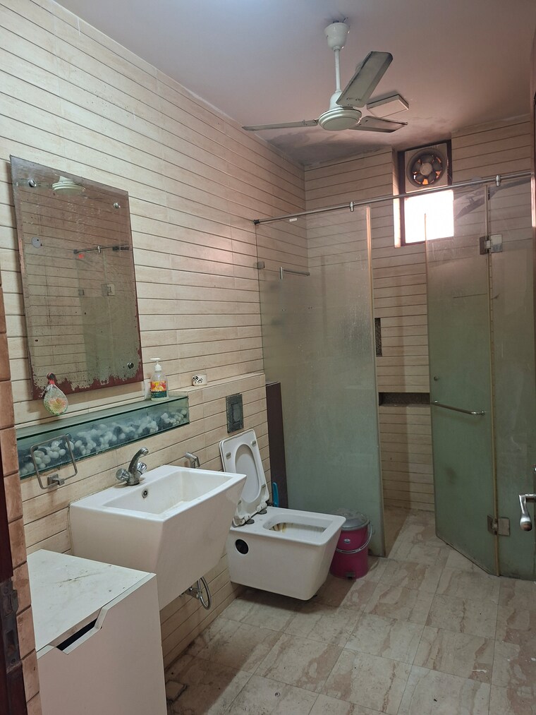 Bathroom, sector 48 3 Bedroom 300 Sq.Mt. Independent House In Sector 48 Noida 9578460