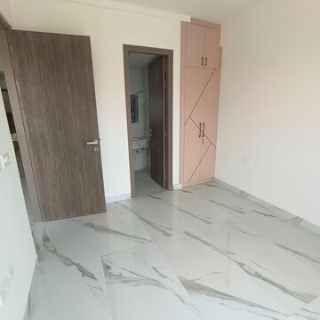 Room in 2.5 BHK Builder Floor at Smart World Gems, Sector 89 – for Rent