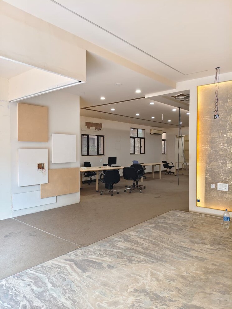  Parking, sector 63 Commercial Office Space 3000 Sq.Ft. In Sector 63 Noida 9578453