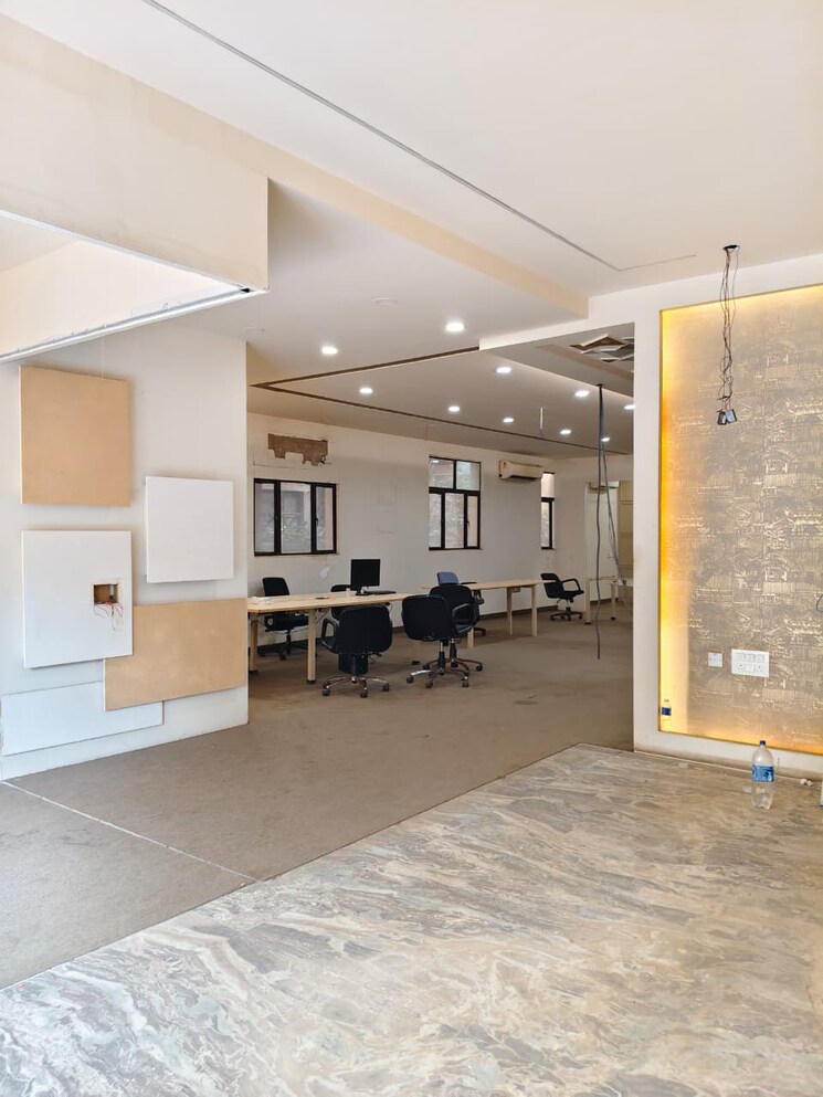  Parking, sector 63 Commercial Office Space 3000 Sq.Ft. In Sector 63 Noida 9578453