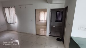 Room in 2 BHK Apartment at Vaishnodevi Circle – for Rent