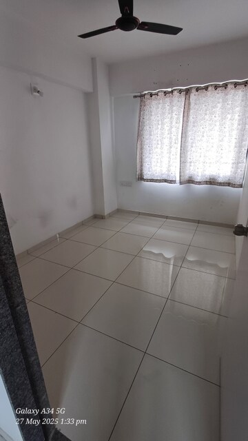 Room in 2 BHK Apartment at Vaishnodevi Circle – for Rent