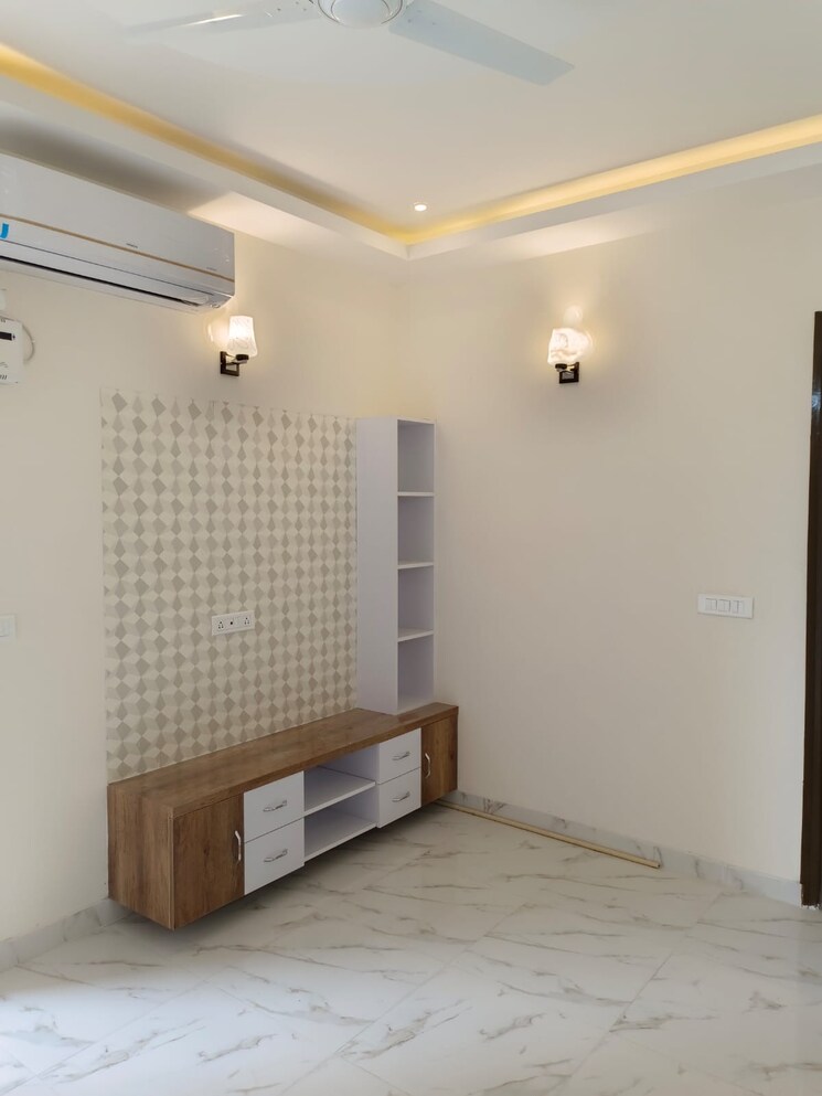 Room, sector 47 4 Bedroom 3000 Sq.Ft. Apartment In Sector 47 Gurgaon 9578619