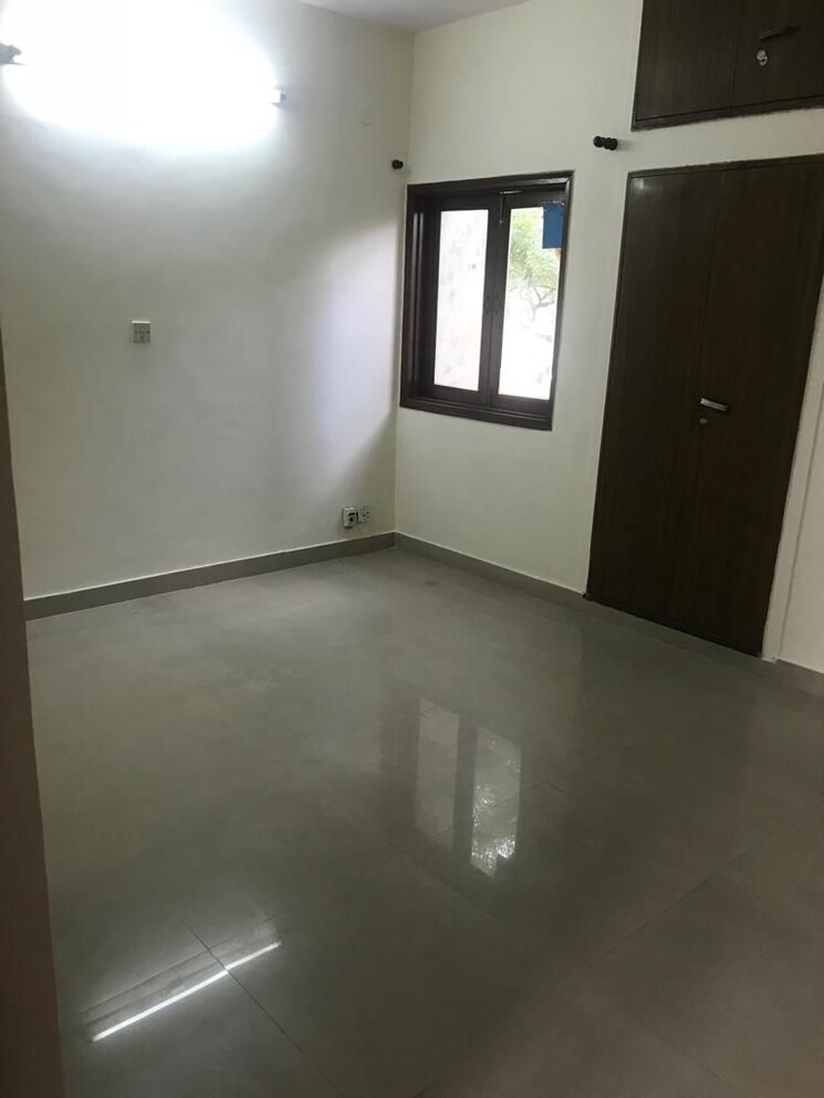 Room, sarita vihar 3 Bedroom 2000 Sq.Ft. Builder Floor In Sarita Vihar Delhi 9578694