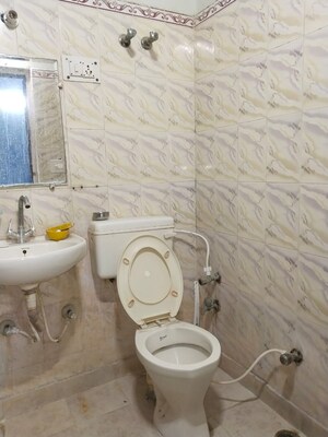 Bathroom in 1 BHK Builder Floor at Ashoka Enclave Faridabad, Sector 34 – for Rent