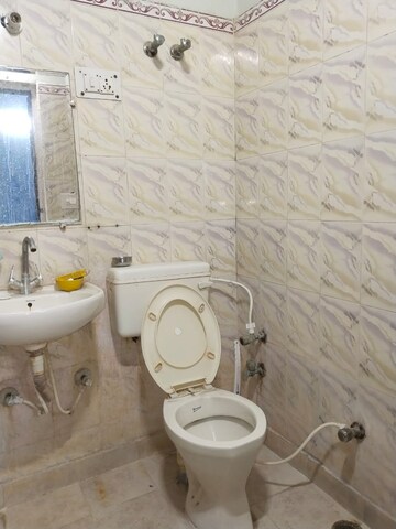 Bathroom in 1 BHK Builder Floor at Ashoka Enclave Faridabad, Sector 34 – for Rent