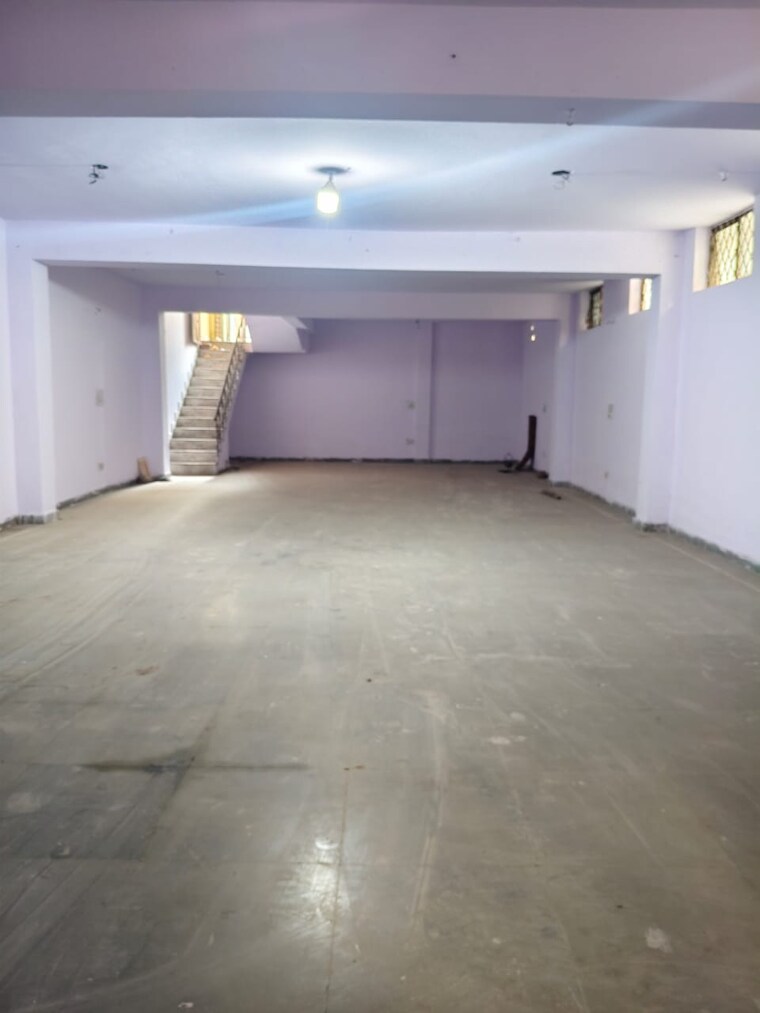 Room, sector 63 Commercial Warehouse 1600 Sq.Ft. In Sector 63 Noida 9578695
