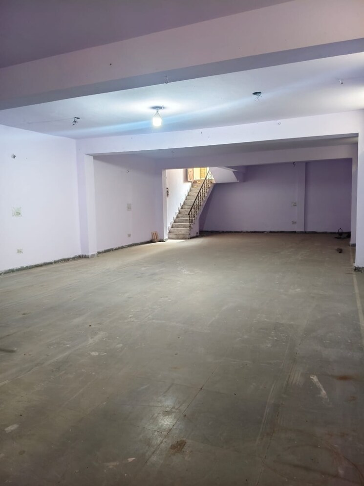 Room, sector 63 Commercial Warehouse 1600 Sq.Ft. In Sector 63 Noida 9578695