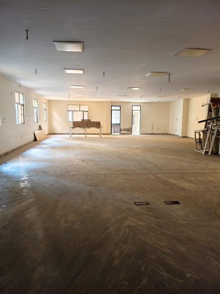 Room, sector 63 Commercial Warehouse 3000 Sq.Ft. In Sector 63 Noida 9578620