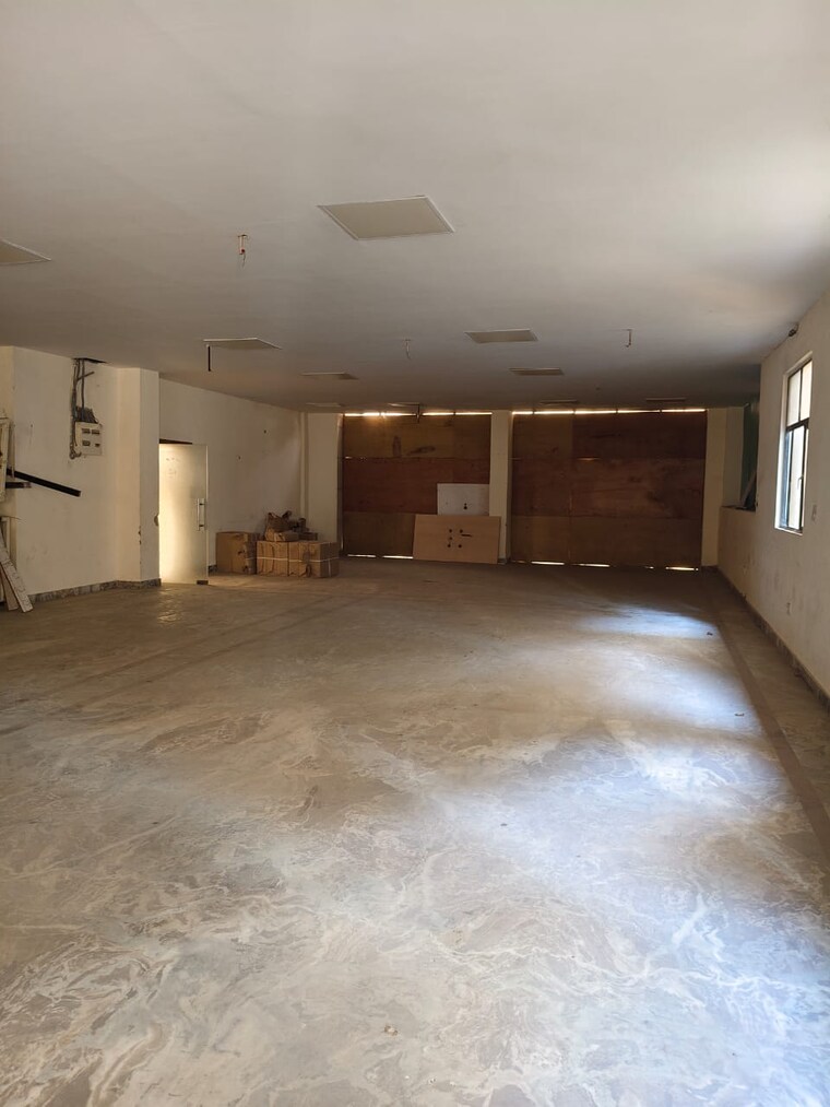 Room, sector 63 Commercial Warehouse 3000 Sq.Ft. In Sector 63 Noida 9578620