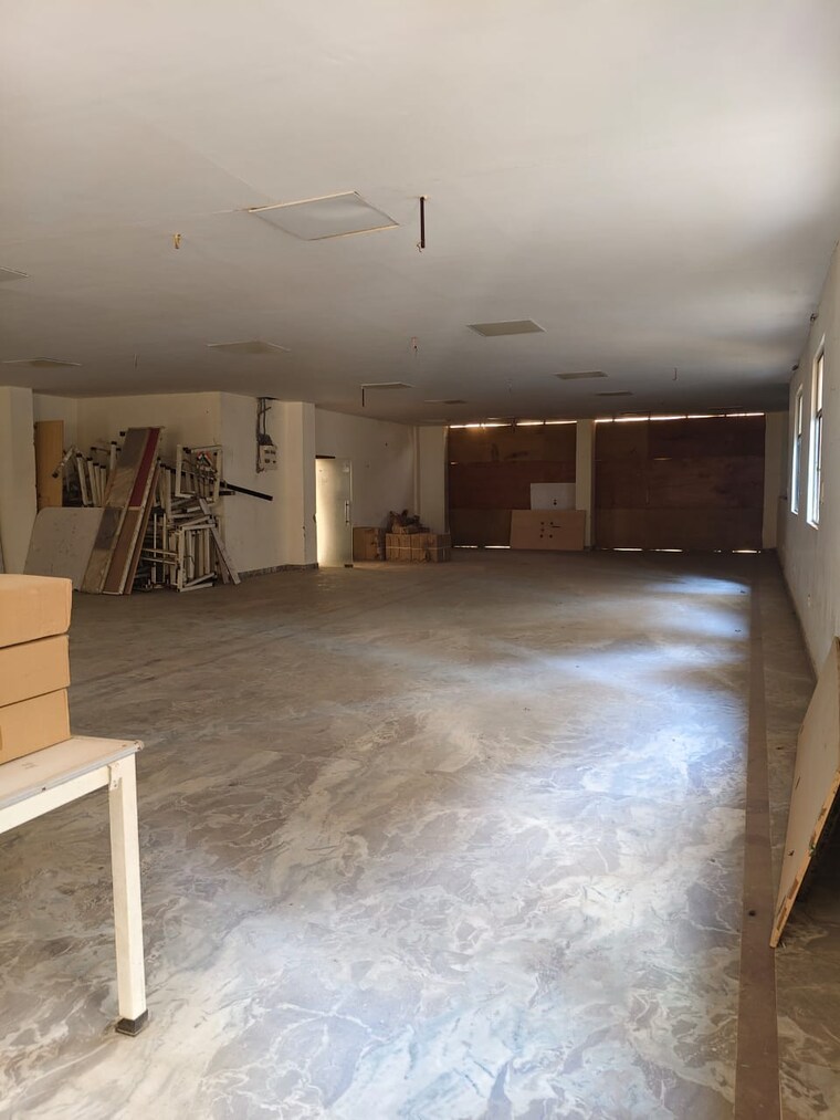 Room, sector 63 Commercial Warehouse 3000 Sq.Ft. In Sector 63 Noida 9578620