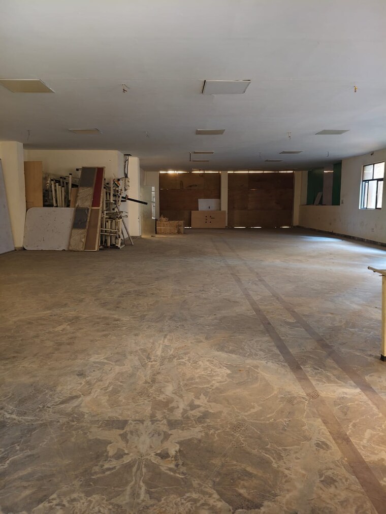  Parking, sector 63 Commercial Warehouse 3000 Sq.Ft. In Sector 63 Noida 9578620