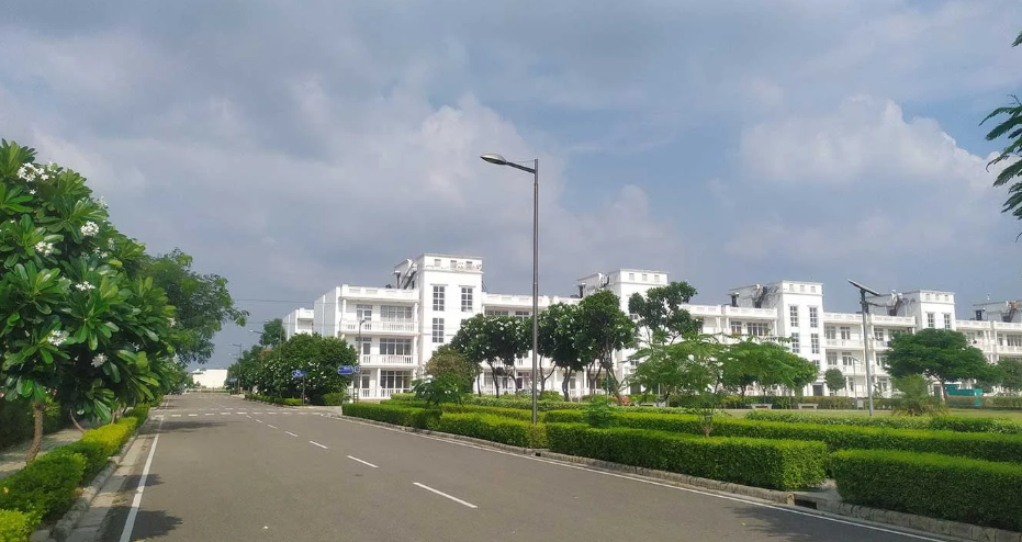 Plot For Sale in DLF Hyde Park