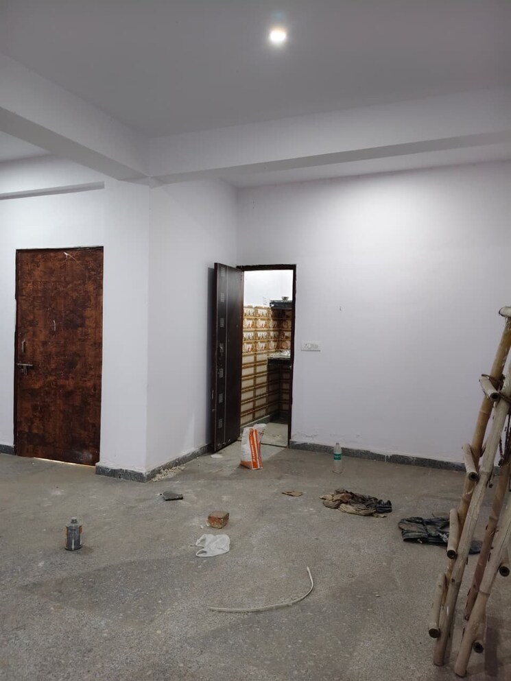 Room, sector 63 Commercial Warehouse 800 Sq.Ft. In Sector 63 Noida 9578744
