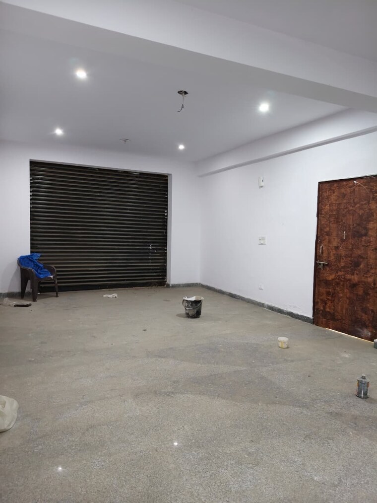Room, sector 63 Commercial Warehouse 800 Sq.Ft. In Sector 63 Noida 9578744