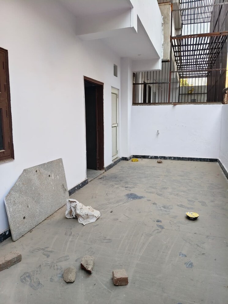 Room, sector 63 Commercial Warehouse 800 Sq.Ft. In Sector 63 Noida 9578744