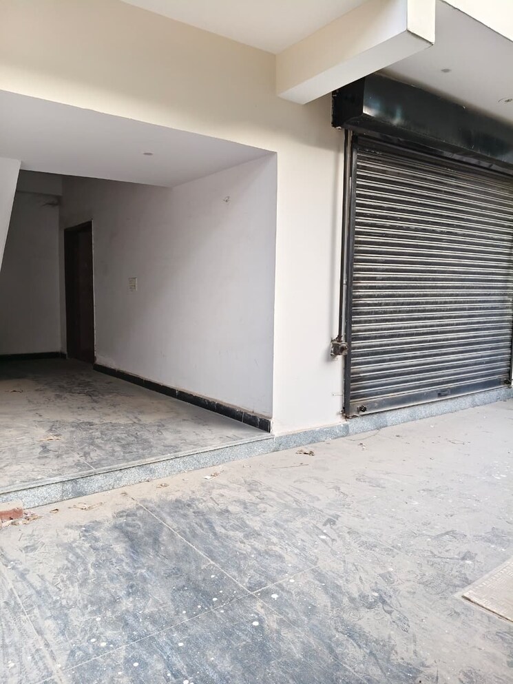 Room, sector 63 Commercial Warehouse 800 Sq.Ft. In Sector 63 Noida 9578744