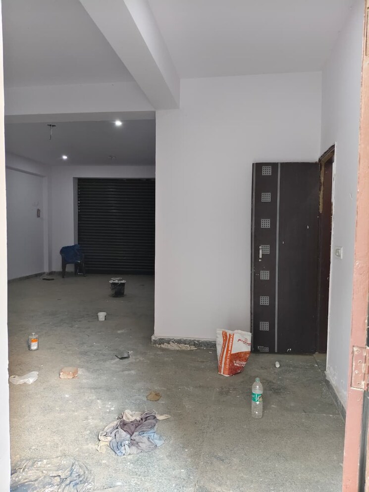  Parking, sector 63 Commercial Warehouse 800 Sq.Ft. In Sector 63 Noida 9578744