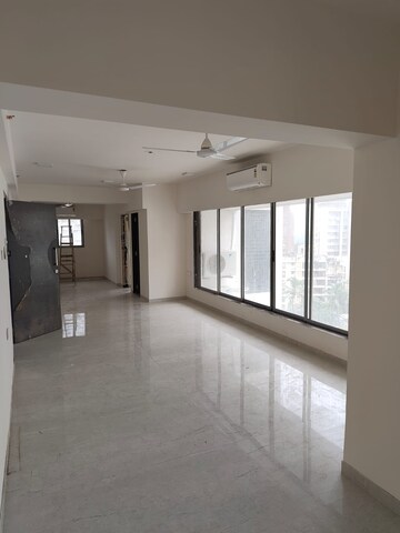 Room in 4 BHK Apartment at Diamond Garden, Chembur – for Sale