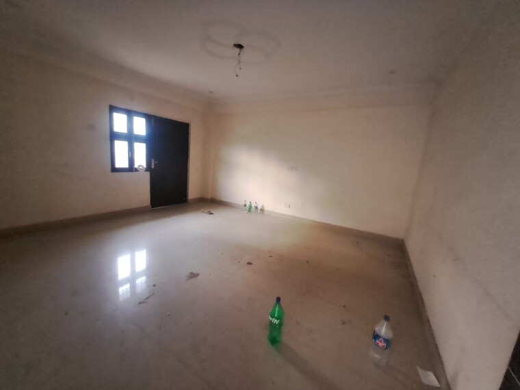 Room, sector 63 Commercial Warehouse 790 Sq.Ft. In Sector 63 Noida 9578843