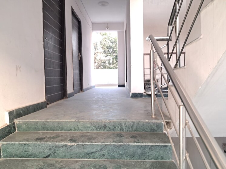 Balcony, sector 63 Commercial Warehouse 790 Sq.Ft. In Sector 63 Noida 9578843