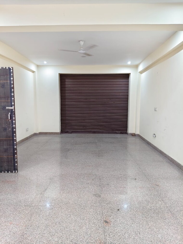 Room, sector 69 Commercial Warehouse 700 Sq.Ft. In Sector 69 Noida 9578876