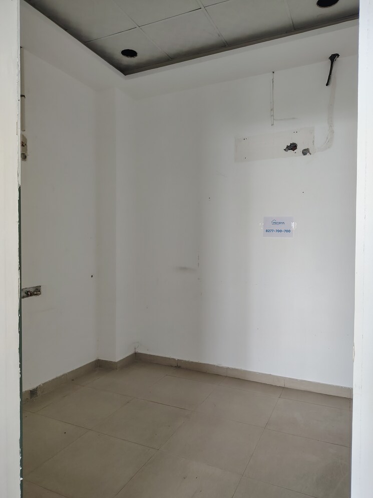 Room, omaxe-world-street Commercial Office Space 400 Sq.Ft. In Sector 79 Faridabad 9578920