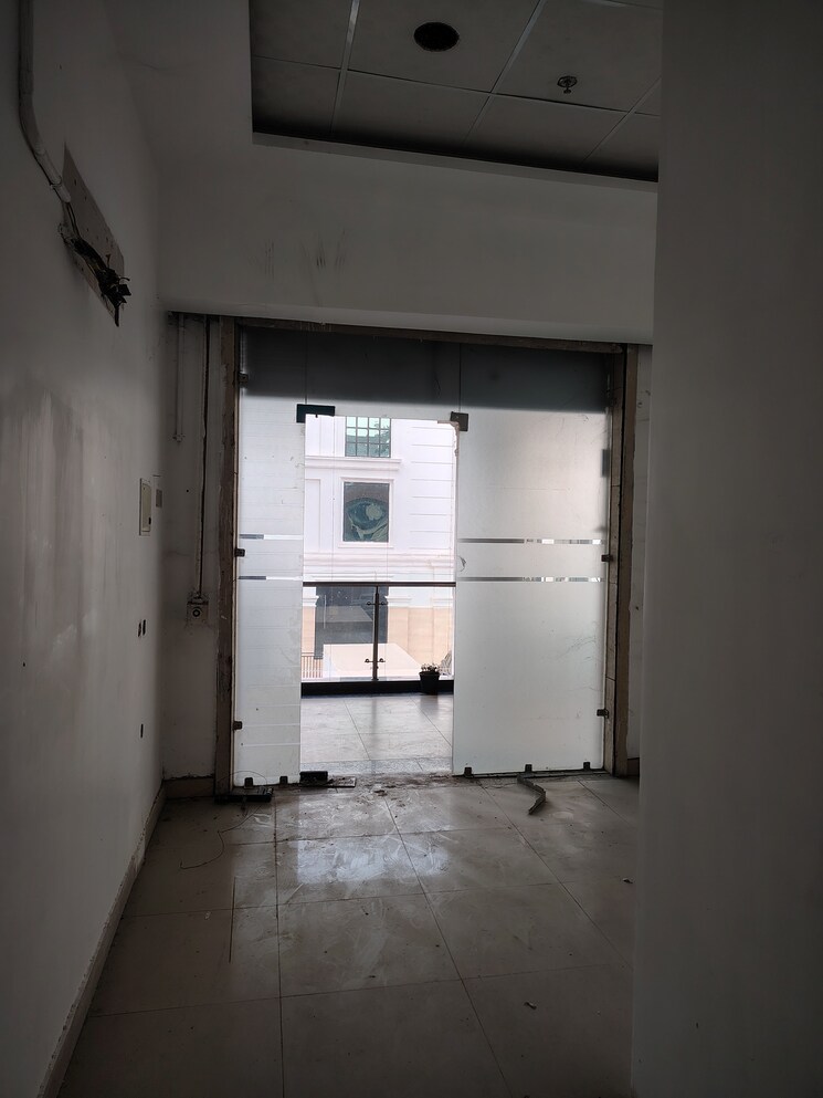 Room, omaxe-world-street Commercial Office Space 400 Sq.Ft. In Sector 79 Faridabad 9578920