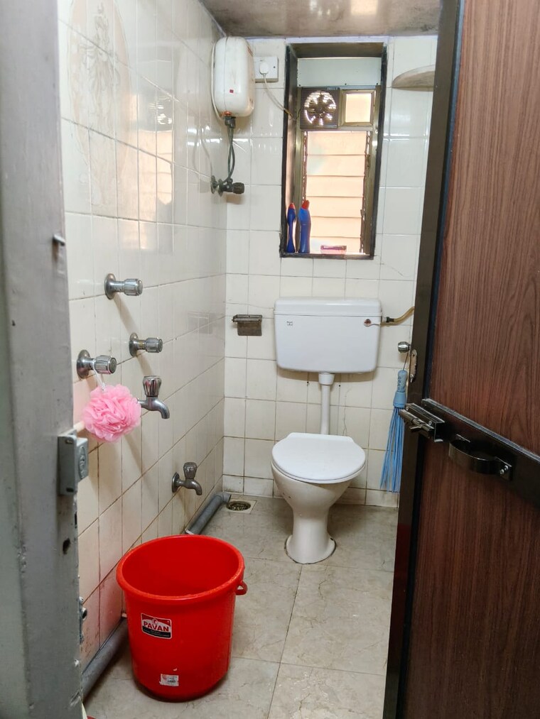 Bathroom, vakola 1 Bedroom 500 Sq.Ft. Apartment In Vakola Mumbai 9578977