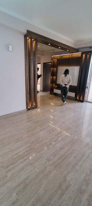 Room in 3 BHK Apartment at Amrapali Golf Homes, Sector 4 Greater Noida – for Rent