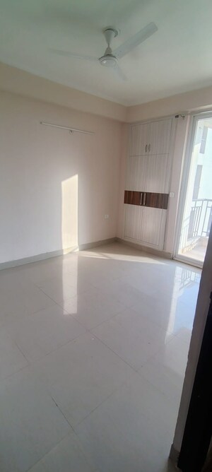 Room in 3 BHK Apartment at Amrapali Golf Homes, Sector 4 Greater Noida – for Rent