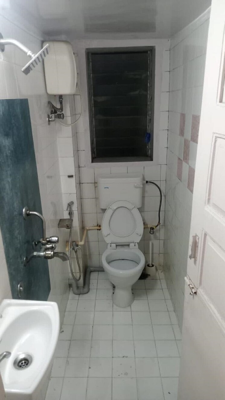 Bathroom, bandra west 1 Bedroom 500 Sq.Ft. Apartment In Bandra West Mumbai 9579027