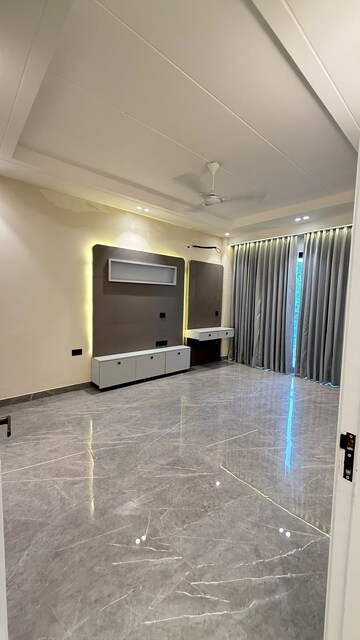 Room in 4 BHK Builder Floor at BPTP Green Oaks, Sector 70a – for Sale