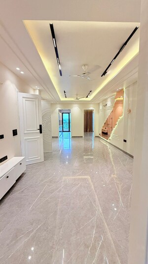 Building Lobby in 4 BHK Builder Floor at BPTP Green Oaks, Sector 70a – for Sale