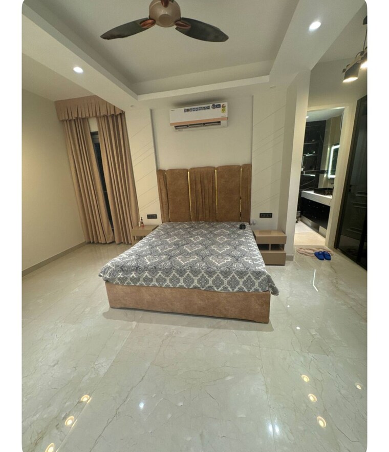 Bedroom, sukhdev vihar 4 Bedroom 450 Sq.Yd. Builder Floor In Sukhdev Vihar Delhi 9579144