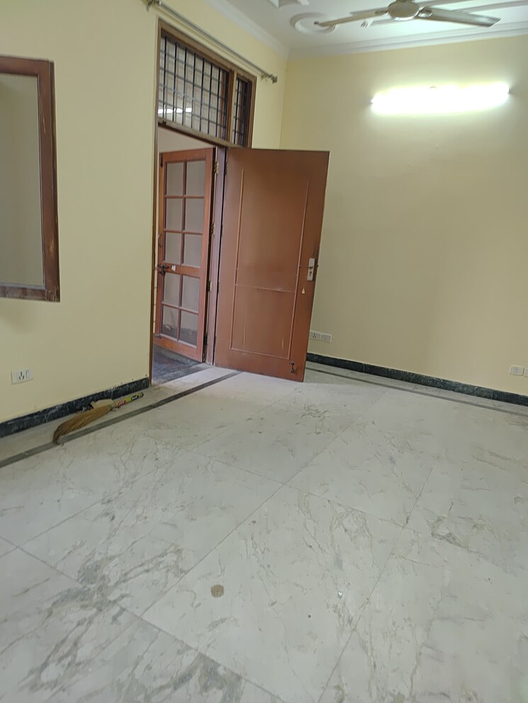 Balcony, rwa-apartments-sector-50 2 Bedroom 162 Sq.Mt. Builder Floor In Sector 50 Noida 9579181