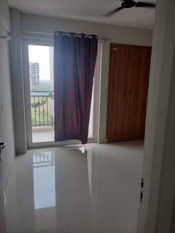 Room in 2 BHK Apartment at Tata Eureka Park, Sector 150 – for Rent